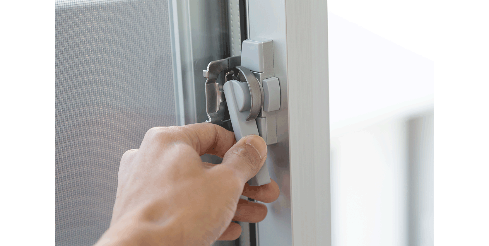 備え付けの窓の金具は「鍵」じゃない？